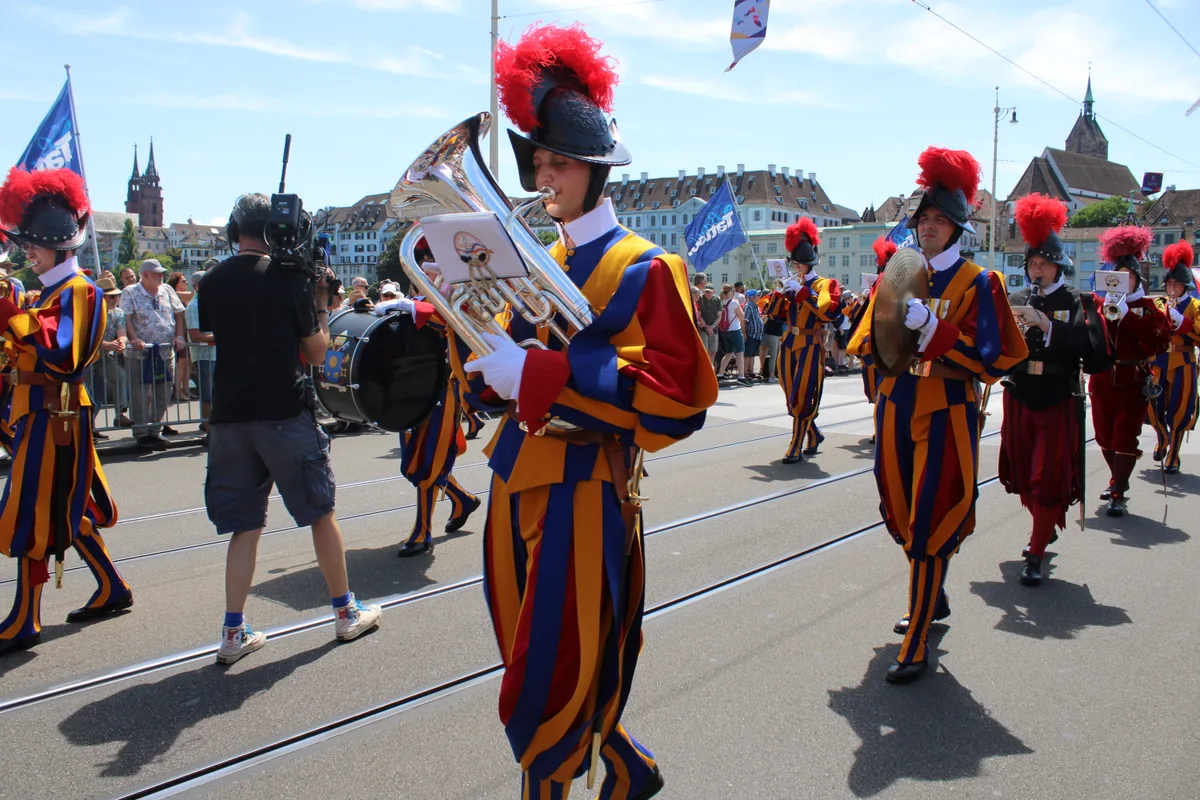 Hier haben die Gardisten-Musiker einen Auftritt am Basel Tattoo 2025. Musiker